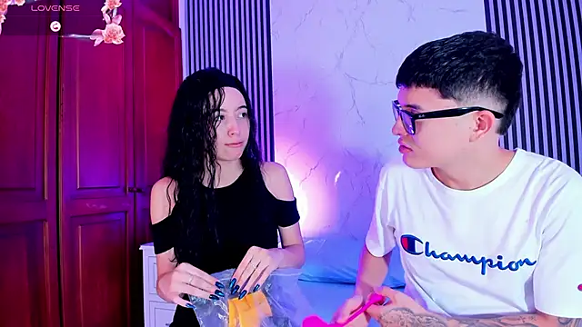 Snapshot of StephanAndSamantha chatting on 10/28/25, 09:17 StephanAndSamantha online show from 10/28/25, 09:17