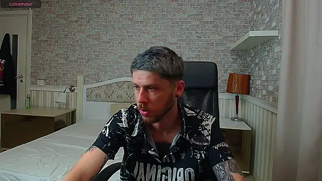 Snapshot of JonahShaw chatting on 06/12/26, 03:49 JonahShaw online show from 06/12/26, 03:49