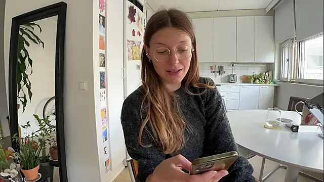 Snapshot of Scorpion_Peach chatting on 09/17/25, 10:17 Scorpion Peach online show from 09/17/25, 10:17