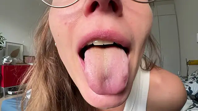 Snapshot of Scorpion_Peach chatting on 10/09/25, 02:26 Scorpion Peach online show from 10/09/25, 02:26