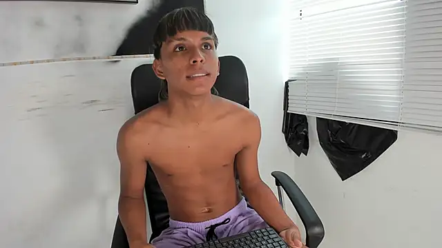 Snapshot of tyler_twink_boy chatting on 09/13/25, 02:06 tyler twink boy online show from 09/13/25, 02:06