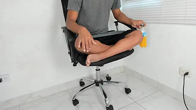 Snapshot of tyler_twink_boy chatting on 09/22/25, 01:57 tyler twink boy online show from 09/22/25, 01:57