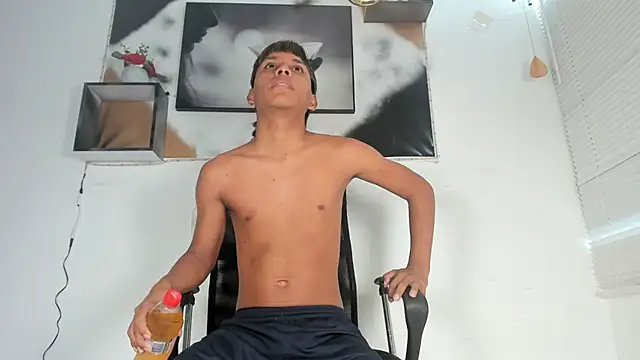 Snapshot of tyler_twink_boy chatting on 09/25/25, 01:15 tyler twink boy online show from 09/25/25, 01:15