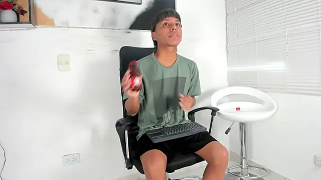 Snapshot of tyler_twink_boy chatting on 09/27/25, 01:05 tyler twink boy online show from 09/27/25, 01:05