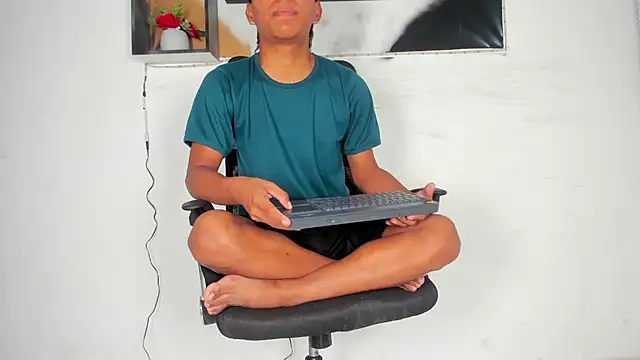 Snapshot of tyler_twink_boy chatting on 10/07/25, 01:08 tyler twink boy online show from 10/07/25, 01:08