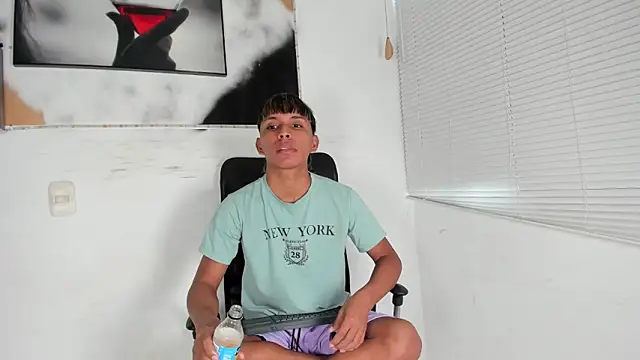 Snapshot of tyler_twink_boy chatting on 10/11/25, 12:47 tyler twink boy online show from 10/11/25, 12:47