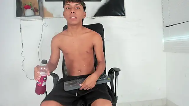 Snapshot of tyler_twink_boy chatting on 10/14/25, 01:01 tyler twink boy online show from 10/14/25, 01:01