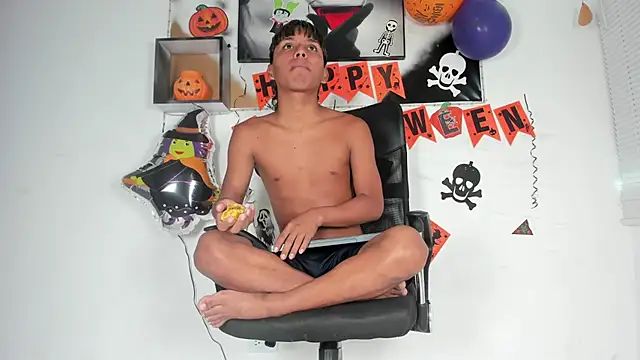 Snapshot of tyler_twink_boy chatting on 10/24/25, 12:56 tyler twink boy online show from 10/24/25, 12:56