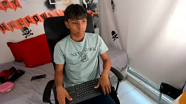 Snapshot of tyler_twink_boy chatting on 10/26/25, 12:44 tyler twink boy online show from 10/26/25, 12:44