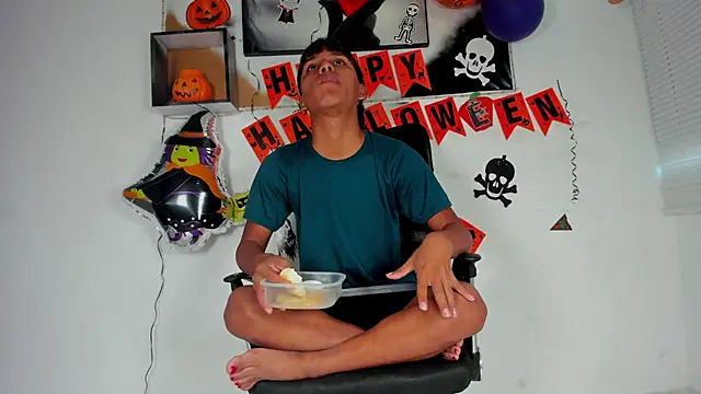 Snapshot of tyler_twink_boy chatting on 10/28/25, 12:30 tyler twink boy online show from 10/28/25, 12:30