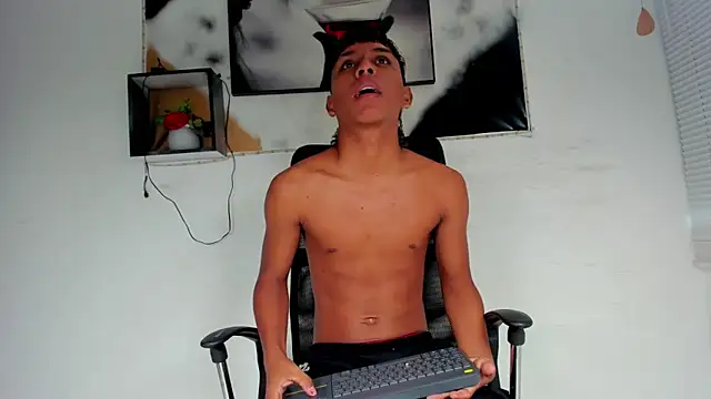 Snapshot of tyler_twink_boy chatting on 11/10/25, 12:37 tyler twink boy online show from 11/10/25, 12:37