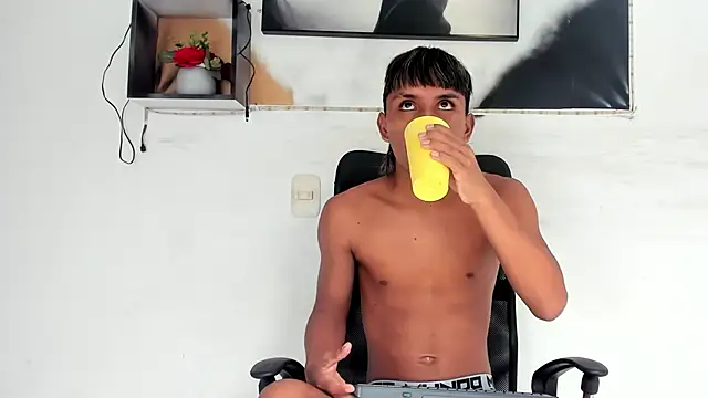 Snapshot of tyler_twink_boy chatting on 11/15/25, 12:56 tyler twink boy online show from 11/15/25, 12:56