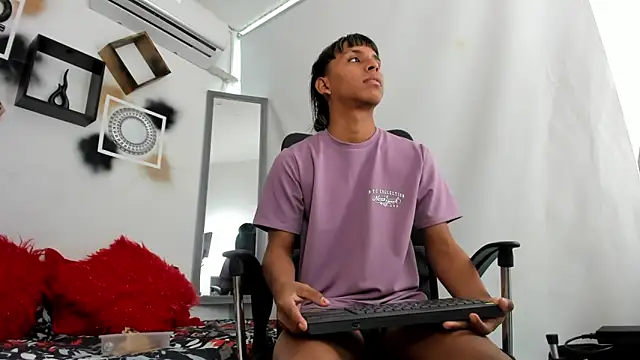 Snapshot of tyler_twink_boy chatting on 11/16/25, 12:55 tyler twink boy online show from 11/16/25, 12:55