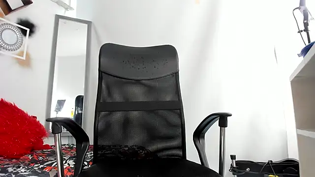 Snapshot of tyler_twink_boy chatting on 11/17/25, 01:17 tyler twink boy online show from 11/17/25, 01:17