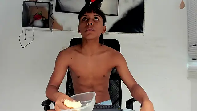 Snapshot of tyler_twink_boy chatting on 11/28/25, 12:41 tyler twink boy online show from 11/28/25, 12:41