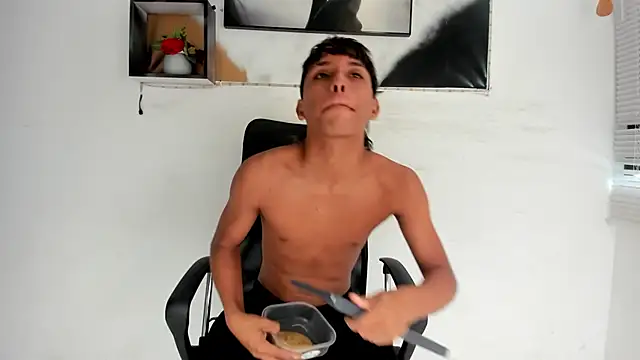 Snapshot of tyler_twink_boy chatting on 12/01/25, 12:54 tyler twink boy online show from 12/01/25, 12:54