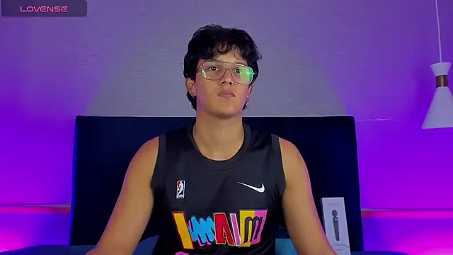 Leo Savage  online show from 11/05/25, 03:39