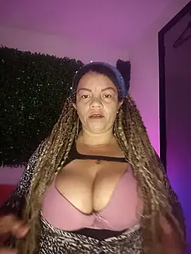 Snapshot of Eva_Luxei chatting on 10/16/25, 12:17 Eva Luxei online show from 10/16/25, 12:17