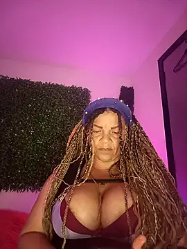 Snapshot of Eva_Luxei chatting on 10/17/25, 01:31 Eva Luxei online show from 10/17/25, 01:31