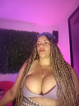 Snapshot of Eva_Luxei chatting on 10/21/25, 12:06 Eva Luxei online show from 10/21/25, 12:06