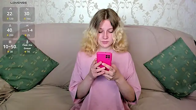Snapshot of Velvet_peach_ chatting on 09/10/25, 11:43 Velvet peach online show from 09/10/25, 11:43