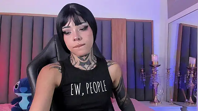 Snapshot of misstomie_ chatting on 11/11/25, 04:18 misstomie online show from 11/11/25, 04:18