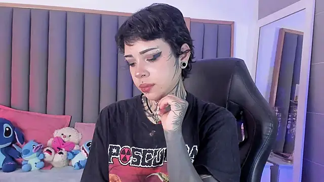 Snapshot of misstomie_ chatting on 11/19/25, 03:01 misstomie online show from 11/19/25, 03:01