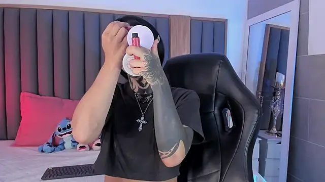 Snapshot of misstomie_ chatting on 11/28/25, 03:47 misstomie online show from 11/28/25, 03:47