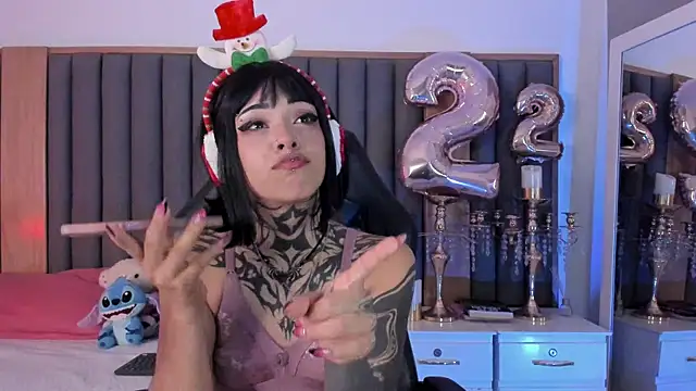 Snapshot of misstomie_ chatting on 12/04/25, 04:38 misstomie online show from 12/04/25, 04:38