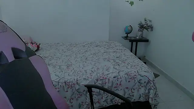 Snapshot of Juicy_elenxx chatting on 10/05/25, 06:06 Juicy elenxx online show from 10/05/25, 06:06