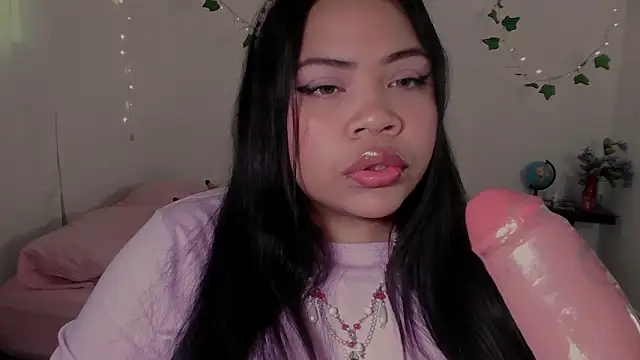 Snapshot of Juicy_elenxx chatting on 12/18/25, 08:37 Juicy elenxx online show from 12/18/25, 08:37