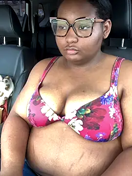 Snapshot of PoppyLuxe chatting on 11/08/25, 03:12 PoppyLuxe online show from 11/08/25, 03:12