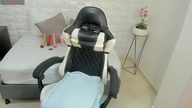 Snapshot of yulitza1025 chatting on 11/28/25, 11:46 yulitza1025 online show from 11/28/25, 11:46