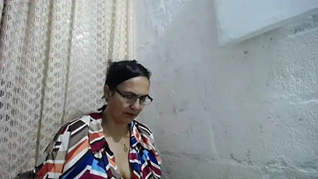 Snapshot of gabbyparker_ chatting on 11/16/25, 10:32 gabbyparker online show from 11/16/25, 10:32