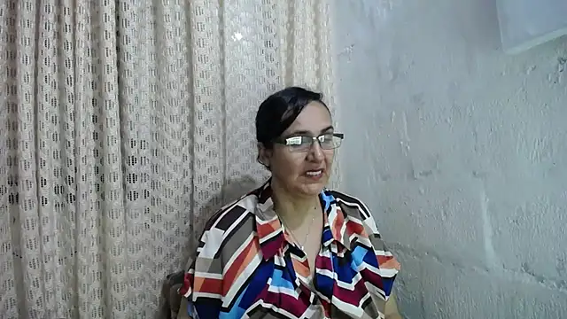 Snapshot of gabbyparker_ chatting on 11/16/25, 11:10 gabbyparker online show from 11/16/25, 11:10