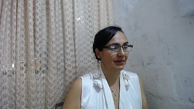 Snapshot of gabbyparker_ chatting on 11/24/25, 09:14 gabbyparker online show from 11/24/25, 09:14