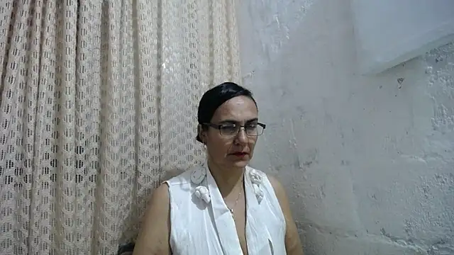 Snapshot of gabbyparker_ chatting on 11/26/25, 09:32 gabbyparker online show from 11/26/25, 09:32