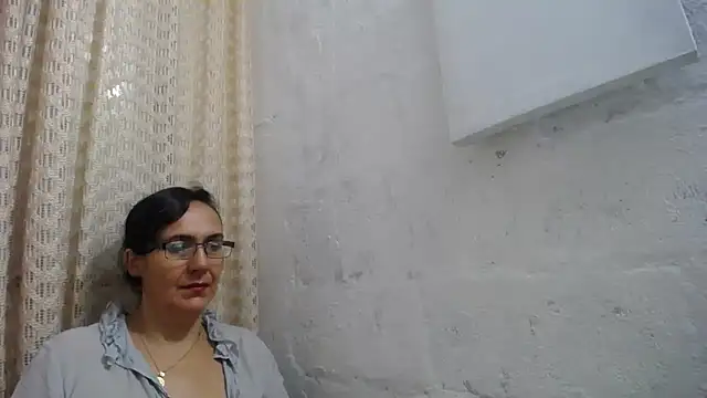Snapshot of gabbyparker_ chatting on 12/16/25, 10:09 gabbyparker online show from 12/16/25, 10:09