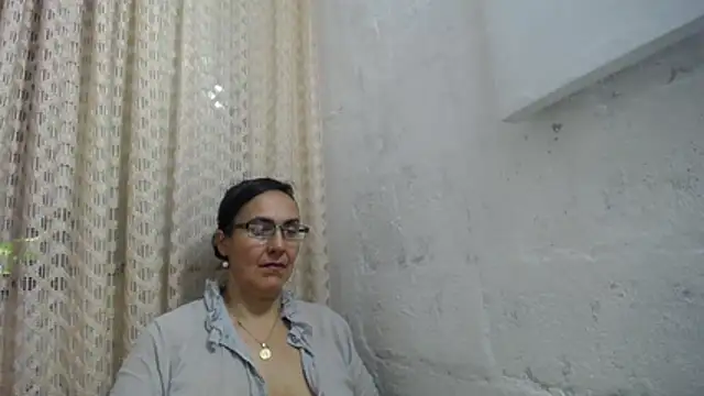 Snapshot of gabbyparker_ chatting on 12/18/25, 10:27 gabbyparker online show from 12/18/25, 10:27