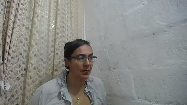 Snapshot of gabbyparker_ chatting on 04/05/26, 10:01 gabbyparker online show from 04/05/26, 10:01