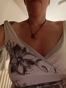 Sophierob1 online show from 06/17/26, 06:49