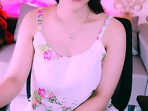 Snapshot of My_Rose chatting on 10/28/25, 03:43 My Rose online show from 10/28/25, 03:43