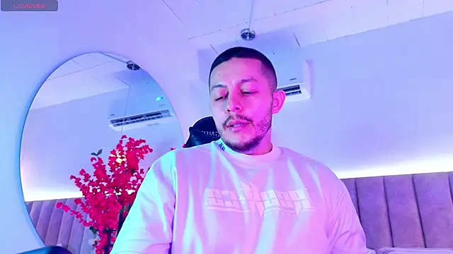 Snapshot of AronSandeers chatting on 10/25/25, 04:24 AronSandeers online show from 10/25/25, 04:24