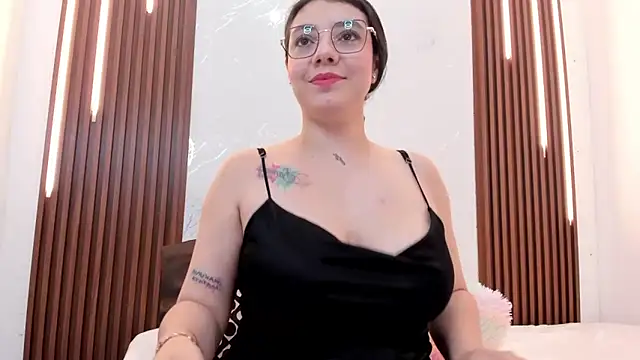 Snapshot of CarolinaMejia chatting on 12/03/25, 04:05 CarolinaMejia online show from 12/03/25, 04:05