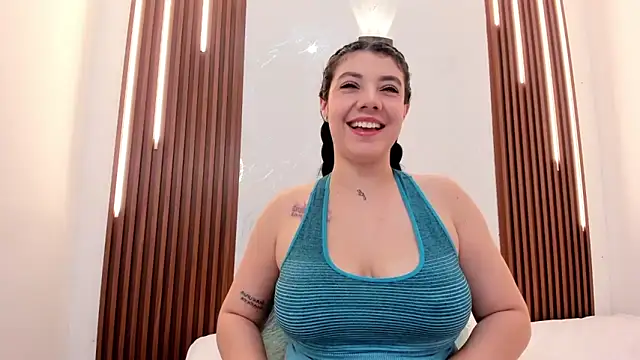 Snapshot of CarolinaMejia chatting on 12/16/25, 05:18 CarolinaMejia online show from 12/16/25, 05:18