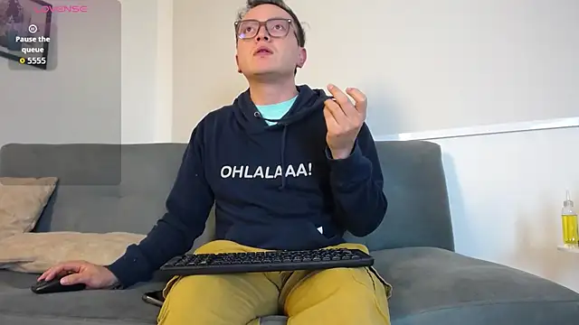 Snapshot of Robert2_honey chatting on 10/01/25, 12:05 Robert2 honey online show from 10/01/25, 12:05