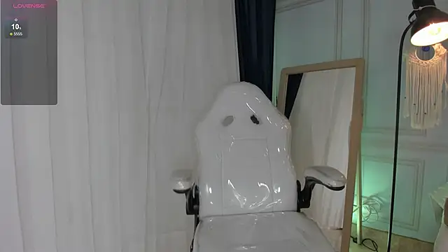 Snapshot of Doll_Isa_ chatting on 12/04/25, 06:38 Doll Isa online show from 12/04/25, 06:38