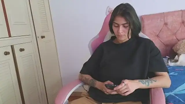 Snapshot of Crystal_Star_ chatting on 10/30/25, 06:08 Crystal Star online show from 10/30/25, 06:08