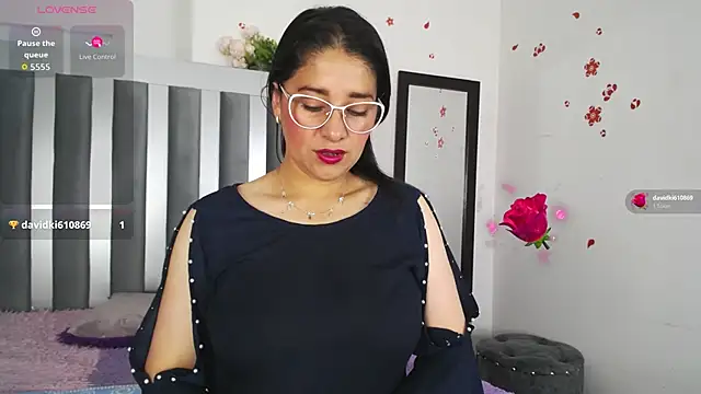 Snapshot of Alana_steel_1 chatting on 10/23/25, 12:04 Alana steel 1 online show from 10/23/25, 12:04