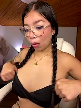 Snapshot of Maddy_Piink chatting on 11/23/25, 07:57 Maddy Piink online show from 11/23/25, 07:57